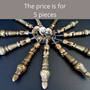 Könnte beinhalten: Antike, messingfarbene dekorative Beschläge, sternförmig angeordnet. Jedes Teil hat ein aufwendiges, detailliertes Design. Der Text "The price is for 5 pieces" ist oben im Bild zu sehen.
