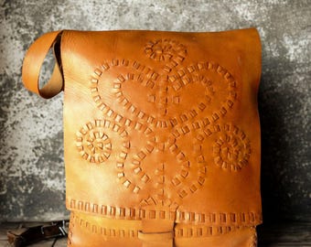 Vintage Italian handcrafted shoulder bag in real Camel color leather, craftmanship bag leather ribbon embroidered ornament