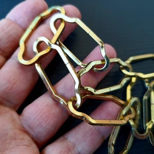 Vintage Italian brass chain 12 links section of gilt brass chandelier or light fitting suspension hanging chain 48cm in very good condition