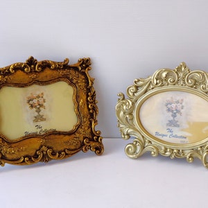 Könnte beinhalten: Zwei verzierte goldene Bilderrahmen. Einer ist rechteckig mit einem detaillierten Blumendesign, der andere ist oval. Beide Rahmen zeigen einen Blumendruck und den Text "The Unique Collection".
