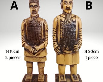 以下が含まれることがあります： ベージュ色の戦士像が2体並んでいます。1体は高さ19cm、もう1体は20cmです。像は鎧や顔の造形が細かく、長方形の台座に取り付けられています。画像には文字「A」と「B」、テキスト「2個」と「1個」が含まれています。