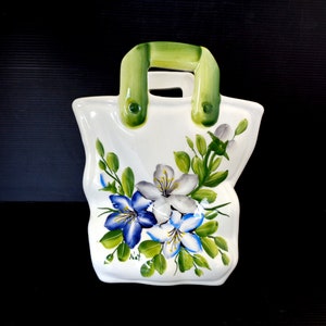 Bellissimo vaso di fiori italiano a forma di sacchetti in ceramica bianca, vaso di ceramica portafiori, cestino a forma di sacchetto di carta firmato dipinto a mano