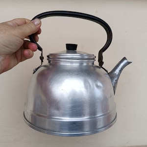 Large Vintage Italian aluminum kettle diameter 21cm with handle, aluminum kitchen accessory, vintage style restaurant or country style