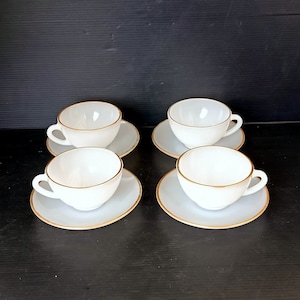 Lot de 4 tasses à thé/café et 4 soucoupes Arlequin ARCOPAL vintage, 8,5 cm, blanc avec bords dorés - France années 1960