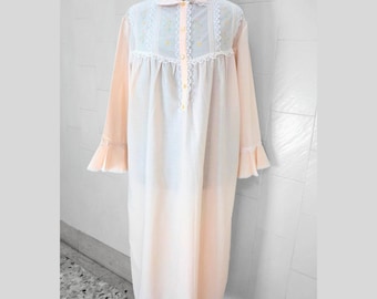 Camisón vintage italiano color rosa empolvado bordado con cierre de botones cortos, delicado encaje y volante de encaje en el cuello de las mangas largas fruncidas.