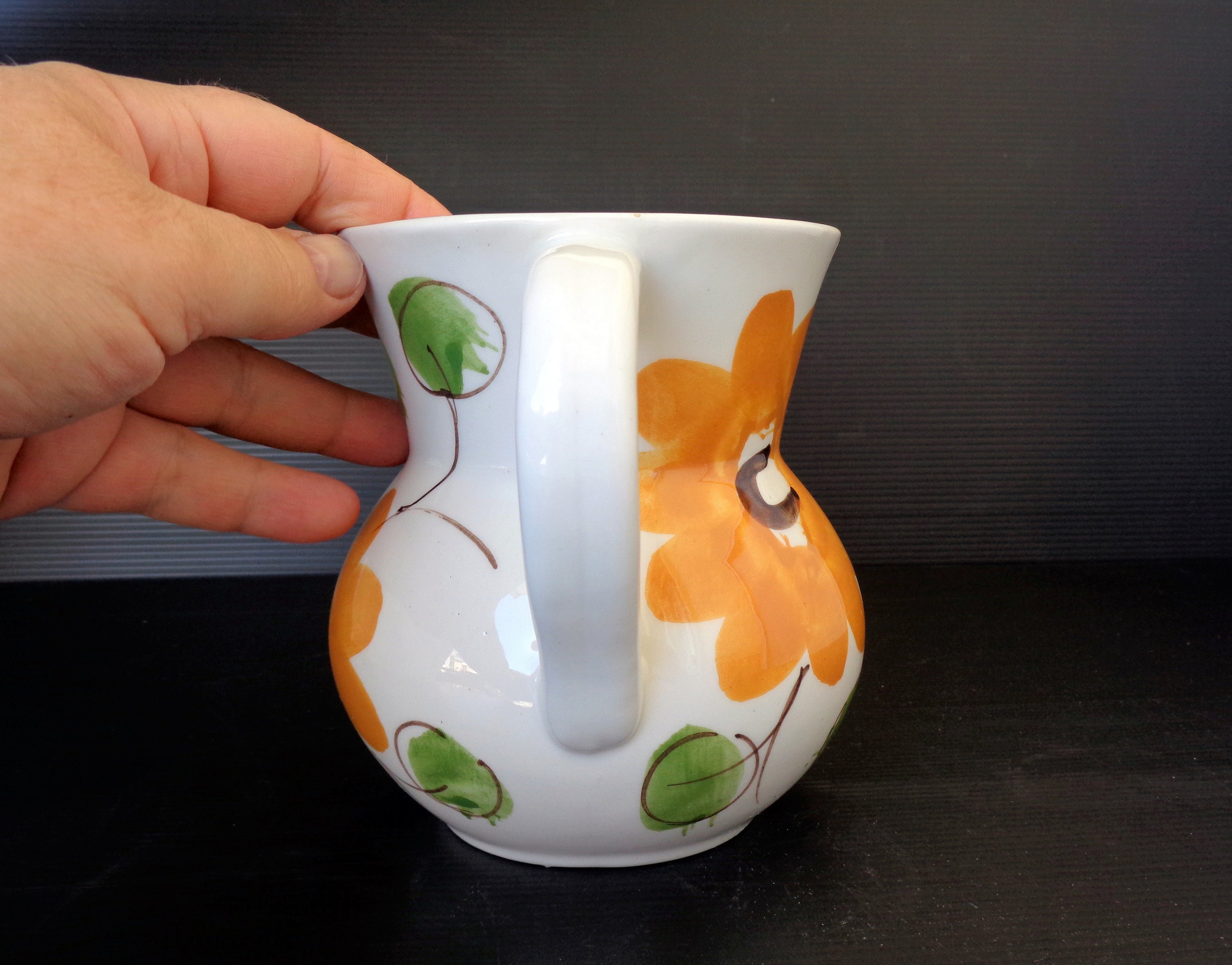 古い陶器のイタリア製ピッチャー、手描きの花柄模様、ヴィンテージ、南 