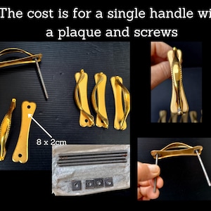 Può includere: Maniglie dorate per mobili con un design curvo, mostrate con viti e piastre di montaggio. L'immagine include una maniglia con una placca di 8 x 2 cm. Il testo indica che il costo è per una singola maniglia con placca e viti.