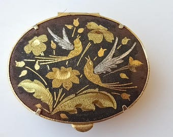 Caja de pastillas damasquinada vintage de los años 70 de Toledo – Caja de baratijas esmaltada con pájaros y flores, mini joyero español negro y dorado de 3,5 x 2,5 cm