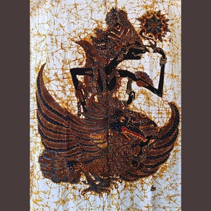 Könnte beinhalten: Ein weißer Stoff mit einem braun-schwarzen Batikmuster. Das Design zeigt eine stilisierte Wayang-Figur mit einer verzierten Kopfbedeckung, die ein sternförmiges Objekt hält, über einem großen Vogel mit detaillierten Flügeln und rotem Schnabel.
