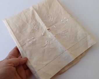 Italian Vintage Linen Tea Tablecloth with White Punto Antico Embroidery – 100x60 cm