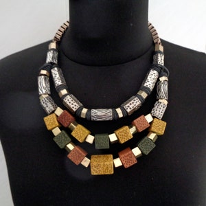 Colar vintage lindo e romântico, colar dourado/bege/marrom/verde com contas de babador, colar vintage Itália