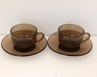 2 Vintage Cappuccino / Tee Bernsteinbraun Glastassen mit Untertassen, Vintage Frankreich Glas Kaffeetassen, Mokkatassen mit Untertassen