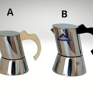 Puede incluir: Dos cafeteras de espresso de acero inoxidable con asas diferentes. La que está etiquetada con "A" tiene un asa de color crema, mientras que la que está etiquetada con "B" tiene un asa negra. La que está etiquetada con "B" también tiene un logotipo azul y naranja que dice "Silex Miera".