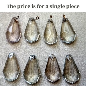 Può includere: Un set di tre tazze in ceramica con finitura opaca e macchiettata. Le tazze sono nei toni del crema, grigio chiaro e grigio scuro. Ogni tazza ha un design semplice e minimalista.