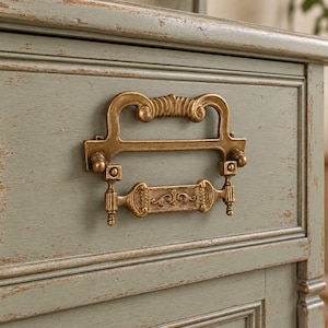 Maniglie vintage italiane in ottone • Set composto da placca posteriore e maniglia in ottone massiccio degli anni '50 • Ferramenta per mobili di metà secolo riccamente decorata • Viti originali incluse