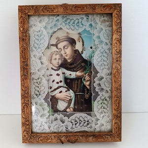 Catholic Sant&#39;Antonio with child, lithograph image, in wooden box with glass, decorated with lace, internal electrical system for lighting