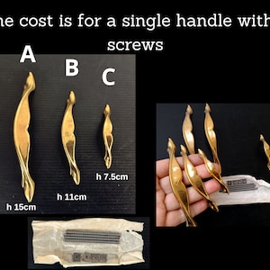 Puede incluir: Tres tiradores de armario de metal dorado en diferentes tamaños. Los tiradores tienen forma de hoja estilizada. Los tiradores están etiquetados como A, B y C. El precio es por un solo tirador con tornillos. Los tiradores tienen 7,5 cm, 11 cm y 15 cm de alto.