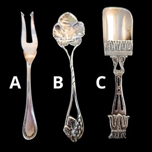 Puede incluir: Tres utensilios de metal plateado etiquetados A, B y C. El artículo A es un tenedor de dos puntas. El artículo B es una cuchara con un cuenco en forma de flor y mango texturizado. El artículo C es una espátula de borde plano con mango calado.