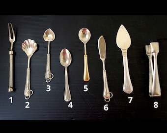 Atrezzo para fotografía gastronómica: Cubiertos antiguos y vintage plateados. Estilismo culinario, cocina, vajilla, cubertería, vajilla de plata.