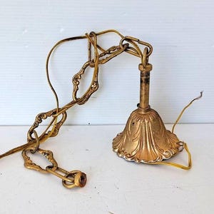 Vintage Italian brass chain 9 links section with bobeche brass chandelier or light fitting suspension hanging chain in good condition