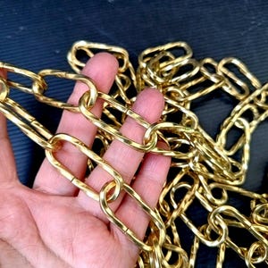 Vintage Italian brass chain 15 links section of gilt brass chandelier or light fitting suspension hanging chain 48cm in very good condition