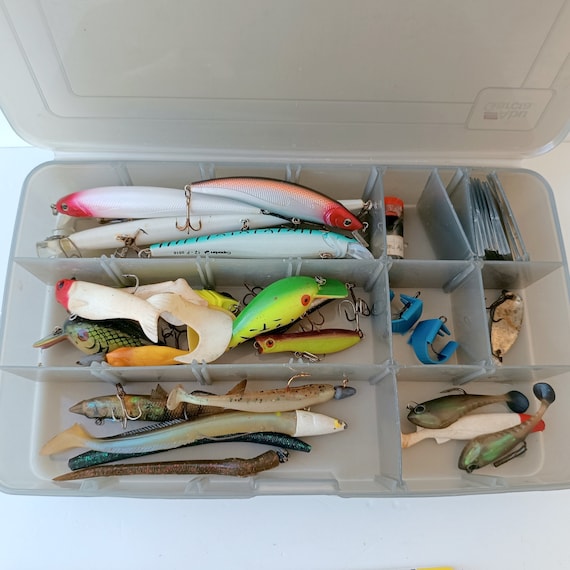 Lot de leurres de pêche vintage dans une boîte, 19 leurres, couteau à appâts, dépeceur, détartreur, cuillères Aqua, cuillère pour les yeux rouges, jerkbaits rebelles, crankbait normands - Canada