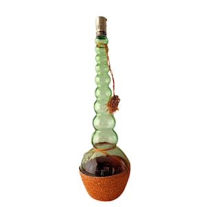 Zeldzame vintage Italiaanse collectible Cantine Duca D'Aosta Italiaanse groene bubbel lege glazen wijnfles met lange hals en geweven basis van rood stro