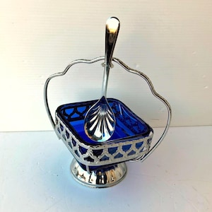 bol à sucre vintage anglais, bol à fromage en verre bleu et détails en métal travaillé, support et cuillère, décorations de table
