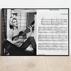 Pode incluir: Fotografia a preto e branco de uma mulher tocando guitarra com a partitura da música "Moon River" no fundo.