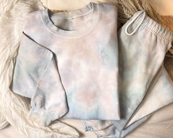 Zestaw dresowy z ręcznie farbowaną bluzą | Miękka, neutralna odzież domowa z efektem tie-dye