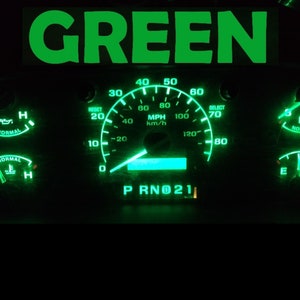 Puede incluir: Tablero de instrumentos iluminado en verde con indicadores para la presión de aceite, la temperatura, la batería y el nivel de combustible. El velocímetro marca 0 mph y el odómetro marca PRN021.