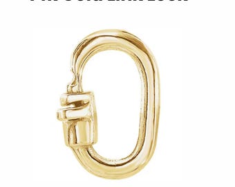 Könnte beinhalten: Ein 14-karätiger Gold-Gliederschloss-Verschluss in ovaler Form mit einem federbelasteten Mechanismus an einer Seite. Der Text 14k Gold Link Lock steht über dem Schmuckelement und ein kreisförmiges Logo mit dem Text ONE SOURCE ist in der Ecke.