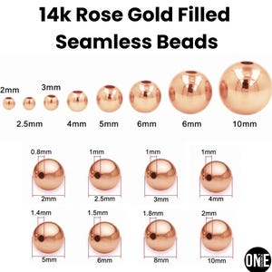 Peut inclure: Une collection de perles sans couture en or rose 14 carats, de tailles variées, allant de 2 mm à 10 mm. L'image présente plusieurs perles, avec des mesures en millimètres, mettant en évidence les variations de taille. Le texte "14k Rose Gold Filled Seamless Beads" est en haut.