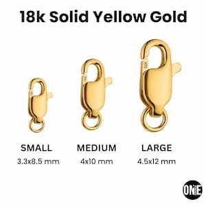 Può includere: Tre chiusure a moschettone in oro giallo massiccio 18k nelle misure piccola, media e grande. La piccola misura 3,3x8,5 mm, la media 4x10 mm e la grande 4,5x12 mm. Ogni chiusura è dotata di un meccanismo a molla e di un anellino.