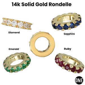 Könnte beinhalten: Bild von 14 Karat massiven Gold-Rondelle-Perlen mit Diamanten, Saphiren, Smaragden und Rubin-Edelsteinen. Die Perlen sind goldfarben, wobei die Edelsteine am äußeren Rand eingesetzt sind. Der Text "14k Solid Gold Rondelle" steht oben.