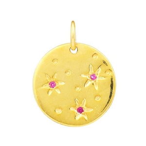 Op de afbeelding: Gouden hanger met een ronde vorm en drie roze stervormige accenten. De hanger heeft een getextureerd oppervlak met kleine stippen.