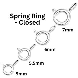 Puede incluir: Cuatro anillos de resorte plateados en diferentes tamaños: 5 mm, 5,5 mm, 6 mm y 7 mm. Los anillos de resorte se utilizan para sujetar joyas y otros artículos.