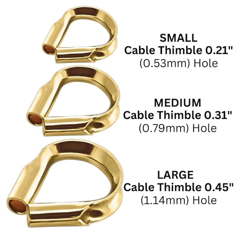 Op de afbeelding: Drie goudkleurige kabelkousen in verschillende maten. De kleinste is gemarkeerd met "SMALL Cable Thimble 0.21" (0,53 mm) Hole", de middelste met "MEDIUM Cable Thimble 0.31" (0,79 mm) Hole" en de grootste met "LARGE Cable Thimble 0.45" (1,14 mm) Hole".