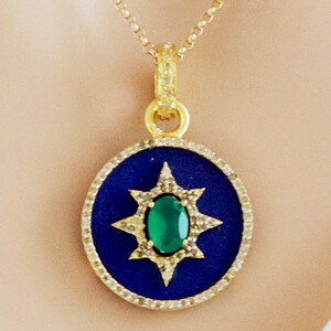 K&ouml;nnte beinhalten: Goldkette mit einem blauen und gr&uuml;nen Anh&auml;nger mit einem Sternendesign und einem gr&uuml;nen Edelstein in der Mitte.