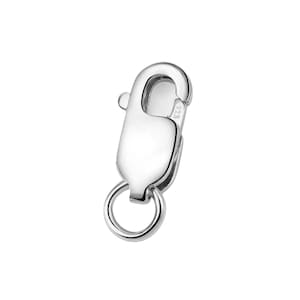 Puede incluir: Un cierre de langosta plateado brillante, con un peque&ntilde;o anillo en la parte inferior y un gancho curvo en la parte superior. El cierre es de metal y tiene una superficie lisa y reflectante. El cierre est&aacute; dise&ntilde;ado para la fabricaci&oacute;n de joyas.