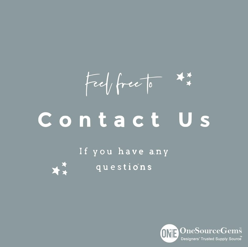 Op de afbeelding: Grijze achtergrond met witte tekst die luidt: "Neem gerust contact met ons op als u vragen heeft." Kleine witte sterren zijn verspreid rond de tekst. Het OneSourceGems-logo staat onderaan.