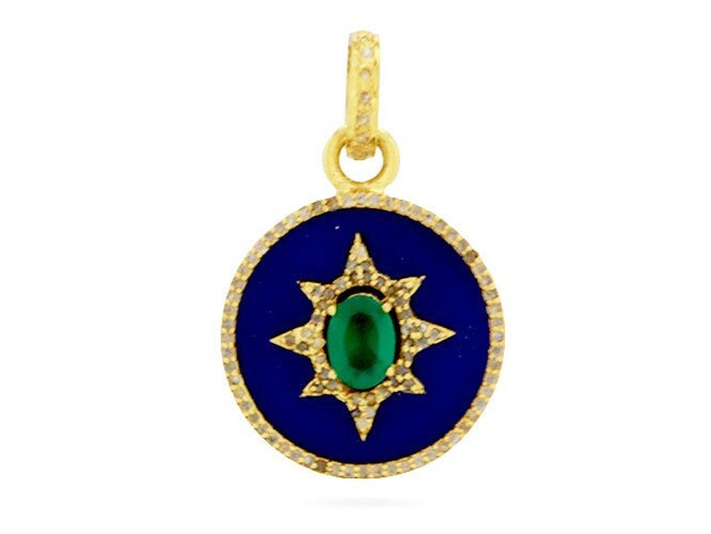 K&ouml;nnte beinhalten: Goldener Anh&auml;nger mit einem blauen Emaille-Oval und einem gr&uuml;nen Edelstein in der Mitte eines Sternendesigns.