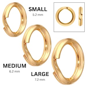 Op de afbeelding: Drie gouden springringen in verschillende maten: klein (5,2 mm), middel (6,2 mm) en groot (7,2 mm). De ringen zijn open en hebben een gedraaid ontwerp.