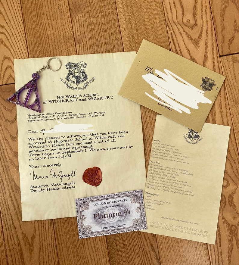 Może przedstawiać: List akceptacyjny do Hogwartu z czerwoną pieczęcią lakową, lista książek i wyposażenia, bilet na peron 9 3/4, beżowa koperta oraz fioletowy, brokatowy brelok w kształcie Insygni&oacute;w Śmierci.