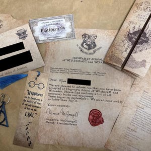 Może przedstawiać: Zestaw listu akceptacyjnego do Hogwartu zawierający pergaminową kopertę, bilet na peron 9 3/4, Mapę Huncwot&oacute;w, listę przybor&oacute;w, zakładkę z okularami i tekstem oraz niebieski brelok z Insygniami Śmierci z niebieskim chwostem.