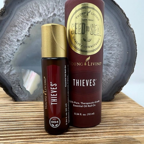 Thieves Essential Oil by Young Living - 15ml - A powerful combination of  Clove, Lemon, Cinnamon Bark, Eucalyptus Radiata, and Rosemary essential  oils