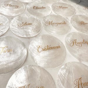 Preciosas tarjetas de lugar con conchas de Capiz