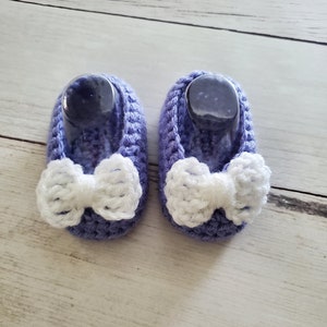 Baby Girl Booties with White Bow, Crochet Shoes for Baby Girl, Gender Reveal, Baby Shower Gift, Baby Crochet Shoes / Booties. READY TO SHIP Purple