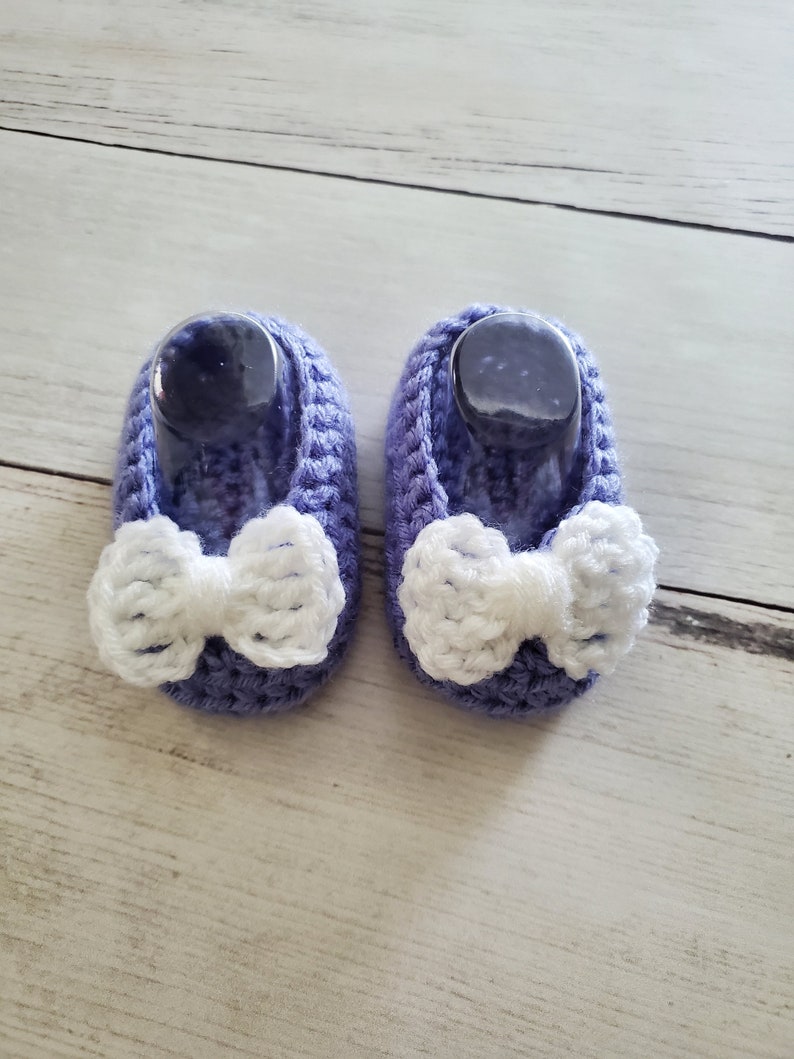 Baby Girl Booties with White Bow, Crochet Shoes for Baby Girl, Gender Reveal, Baby Shower Gift, Baby Crochet Shoes / Booties. READY TO SHIP Purple