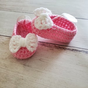 Baby Girl Booties with White Bow, Crochet Shoes for Baby Girl, Gender Reveal, Baby Shower Gift, Baby Crochet Shoes / Booties. READY TO SHIP image 5